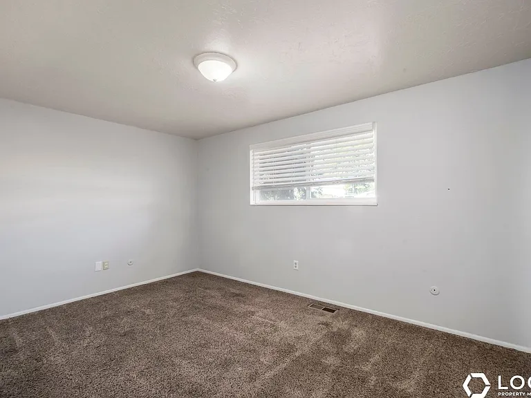 4247 S 2450 W — Photo 10