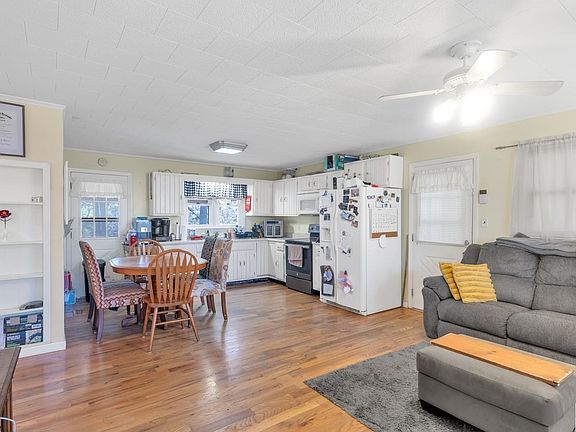 3rd image of 1303 Beal Rd