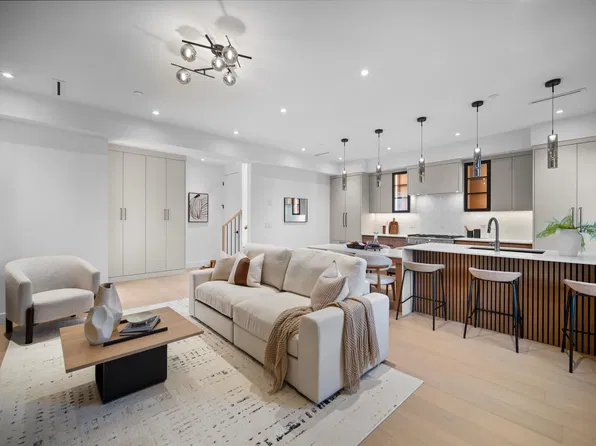 6879 Quebec St #1, Vancouver, BC V5X 3G3