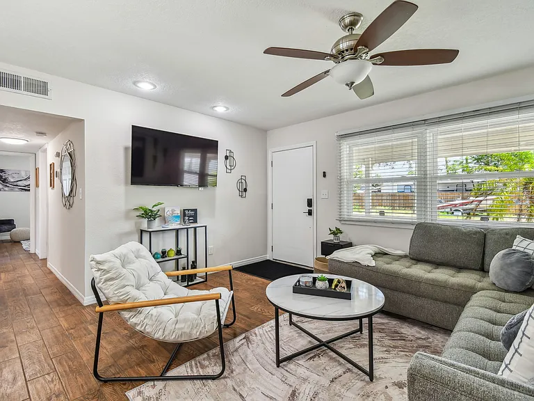 8611 Driftwood Dr — Photo 5