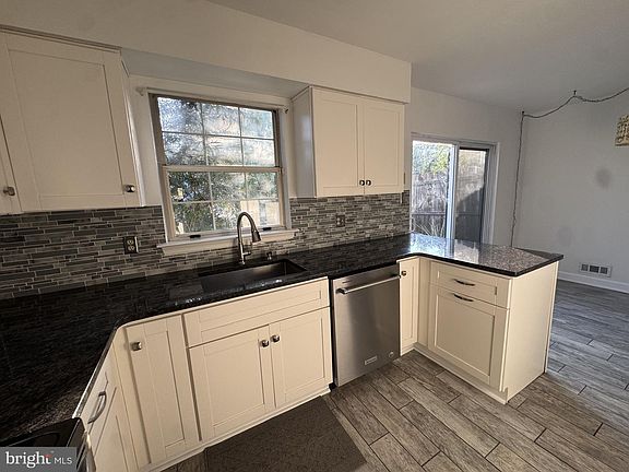 3rd image of 5 Revere Pl