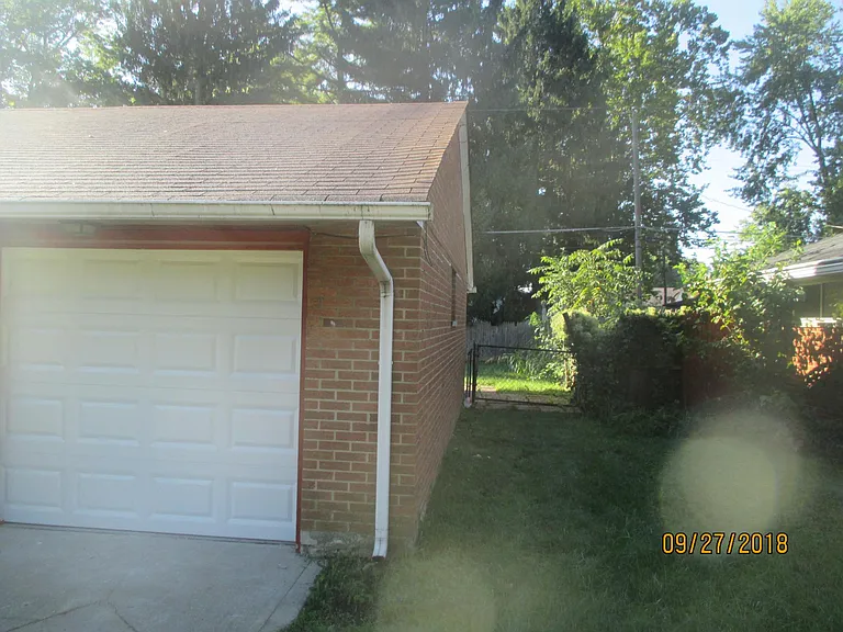 3585 Roswell Dr — Photo 2