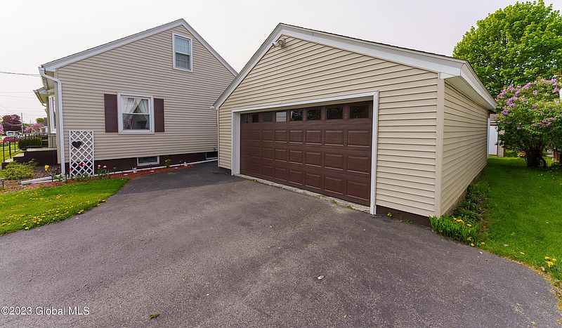 5th image of 136 Clizbe Avenue
