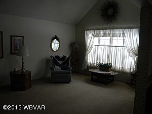 4th image of 916 Elm St