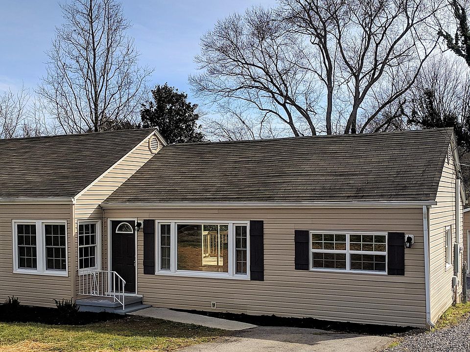1st image of 300 Canterbury Dr