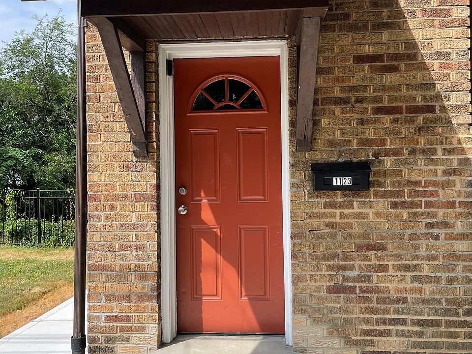 Main door entrance at 1123 Kelton Ave