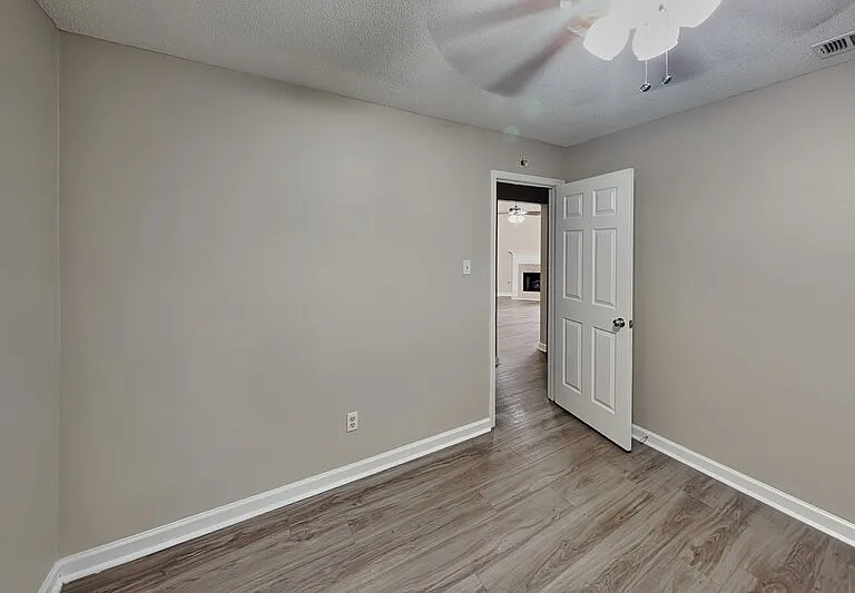 1633 Dexter Ln — Photo 9