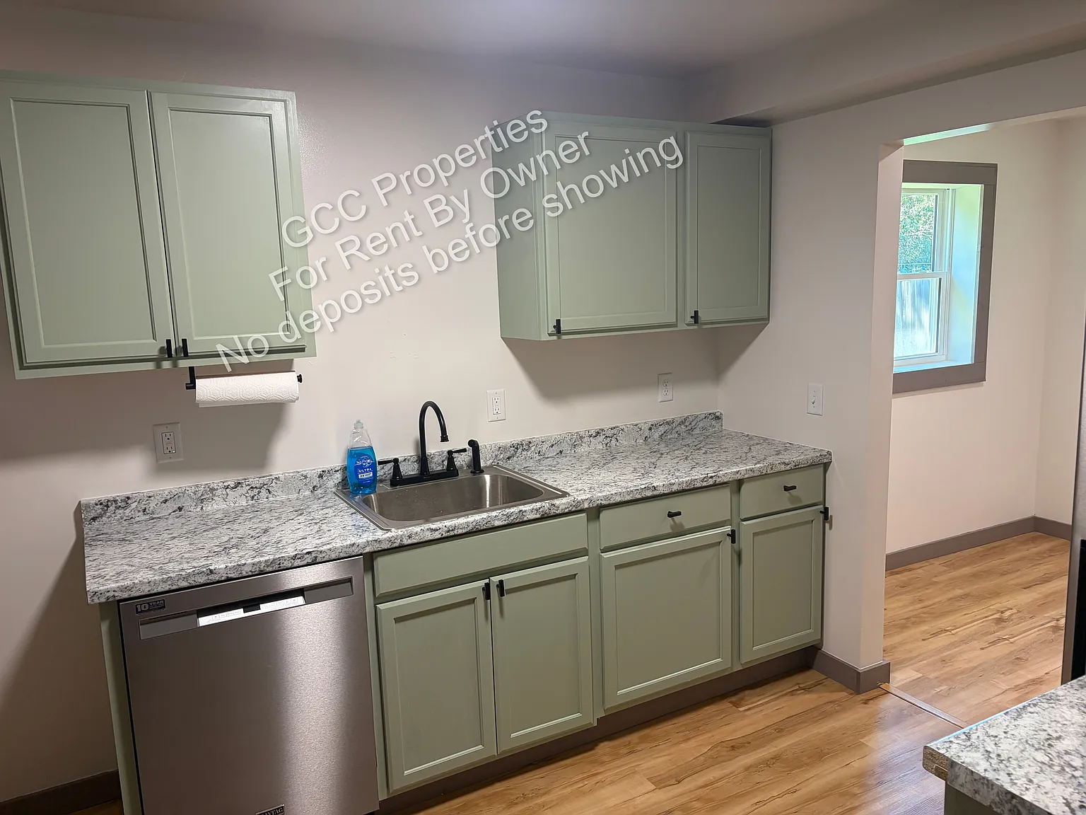 3 bed, 915 sqft, $1,350 — Photo 3