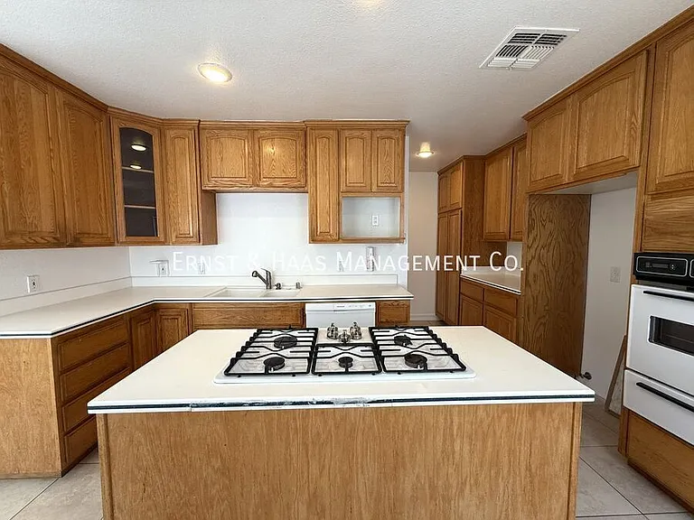 4723 Blackthorne Ave — Photo 7