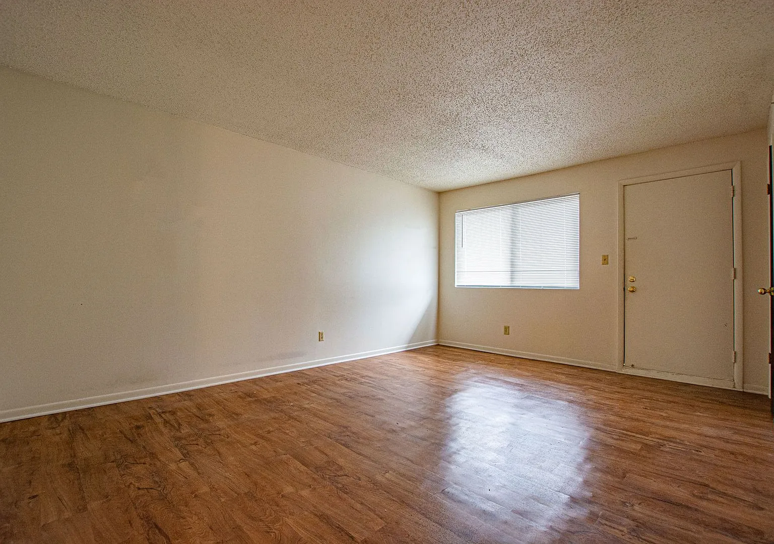2332 N. Cotner Blvd — Photo 2