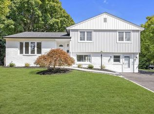 101 Grohmans Ln #1, Plainview, NY 11803