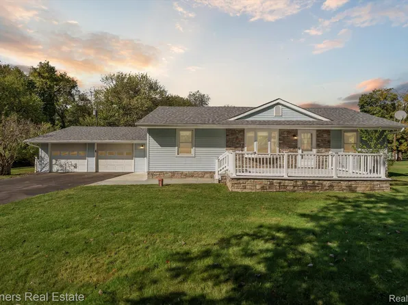 6505 Strawberry Lake Rd, Hamburg, MI 48139