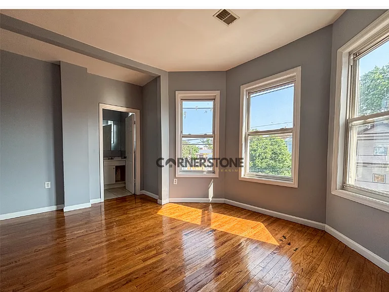 483 Avon Ave — Photo 6