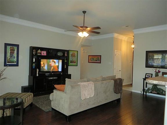 4th image of 222 W Pin Oak Dr