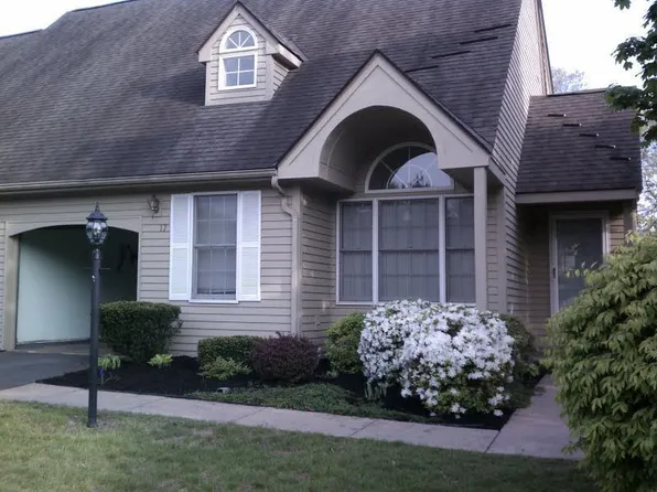 17 Fox Hollow Dr, Windsor Locks, CT 06096