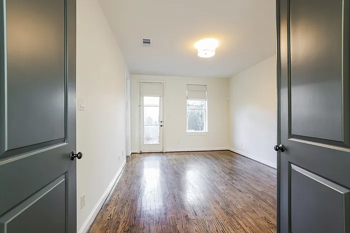 2207 Hilshire Glen Ct — Photo 8