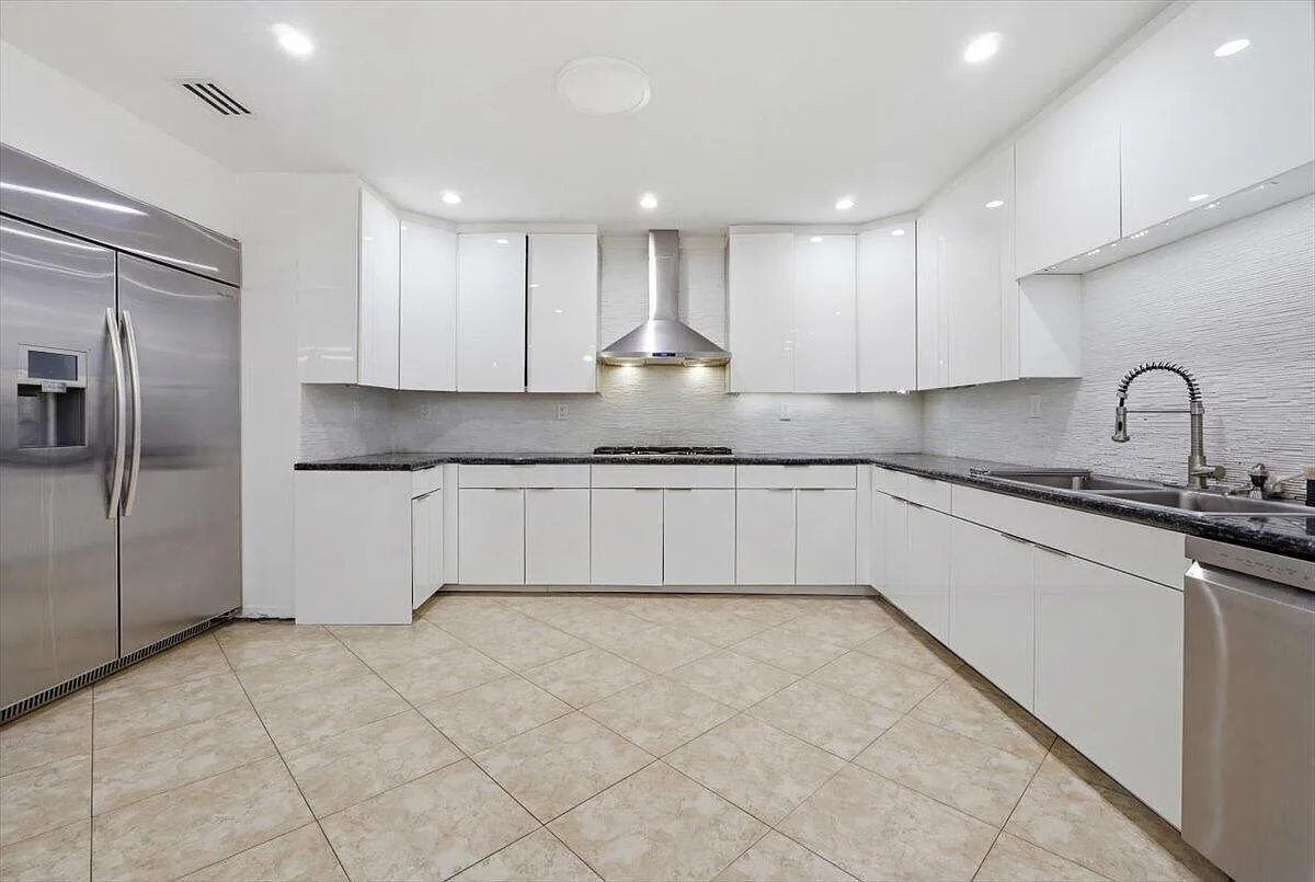 6 bed, 4.5 bath, 4200 sqft, $17,000 — Photo 2