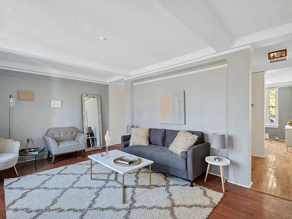 3rd image of 6 Park End Pl