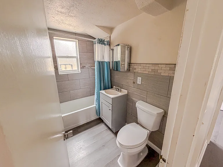 1919 Hugur Bathroom