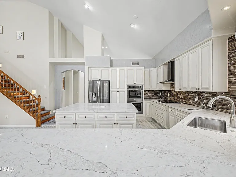 1015 E Irma Ln — Photo 12