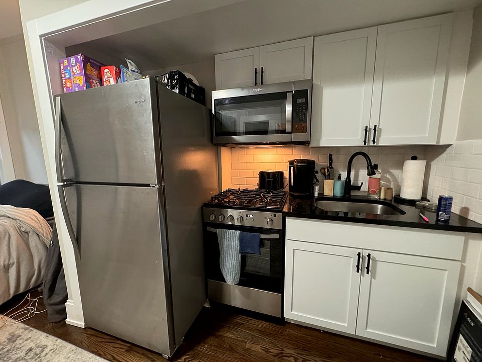 1st image of 916 W Diversey Pkwy #208