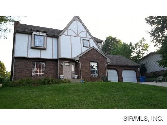 300 Whispering Oaks Dr photo 1