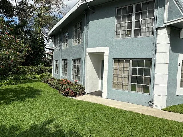 422 SW 9th St #6 — Photo 2