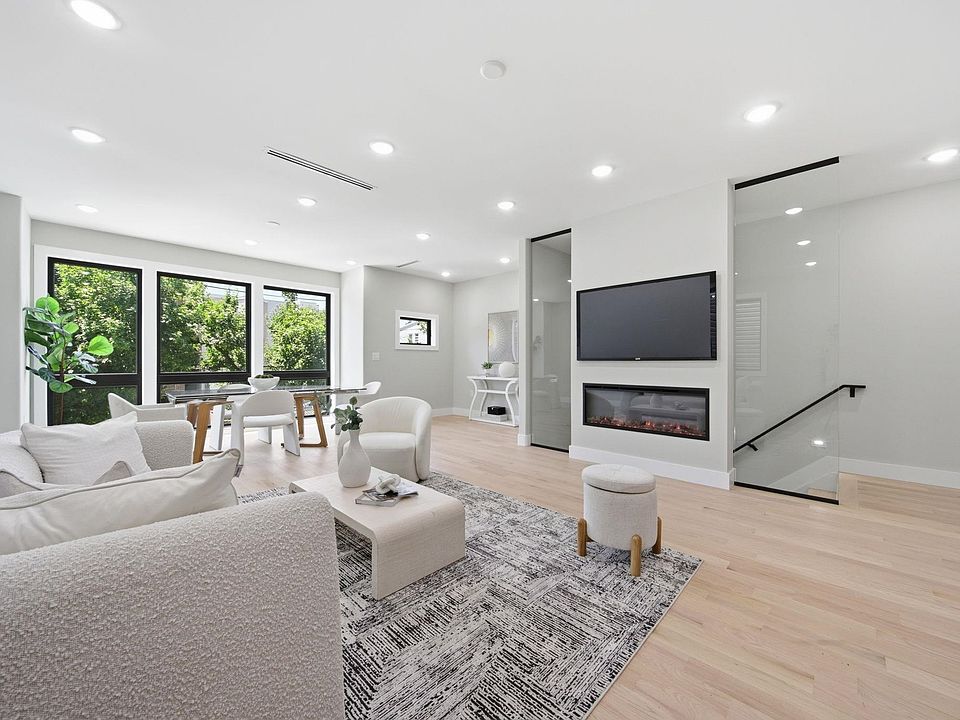 1st image of 24 Lincoln St Floor 2