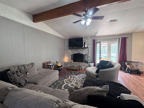 2nd image of 105 W Rutherford St