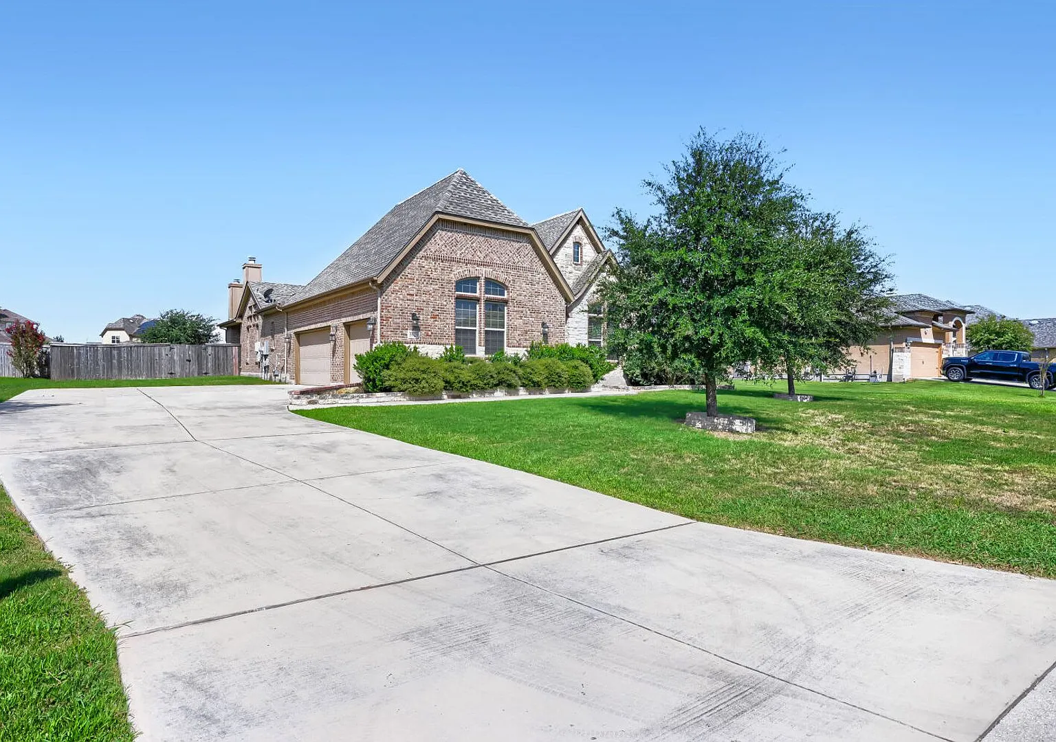 Luxury 4-Bedroom Home with Chef's Kitchen & Outdoor Living — Photo 3