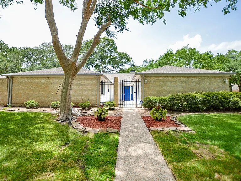 1702 Cherry Bend Dr — Photo 2