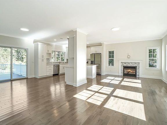 3rd image of 132 Moet Dr