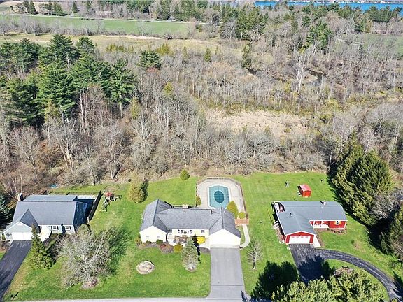3rd image of 10 Gillette Ln