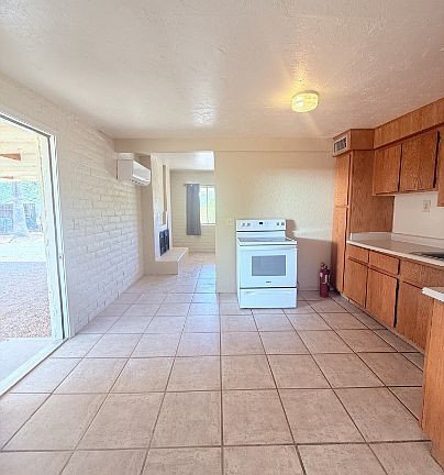 5th image of 2843 E Kentucky St