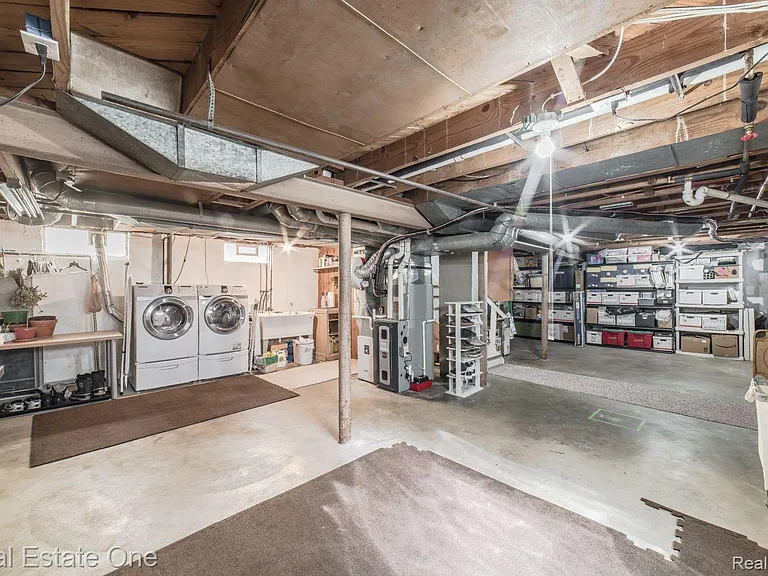 475 E Marshall St — Photo 31
