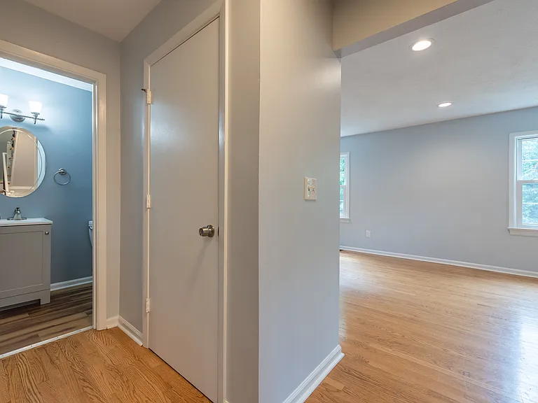 208 Huntington Ln — Photo 21