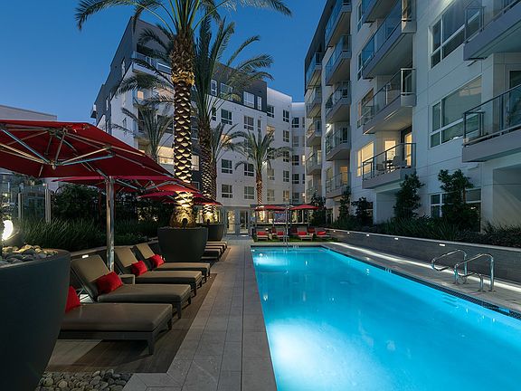 Resort style pool at Hanover Diridon