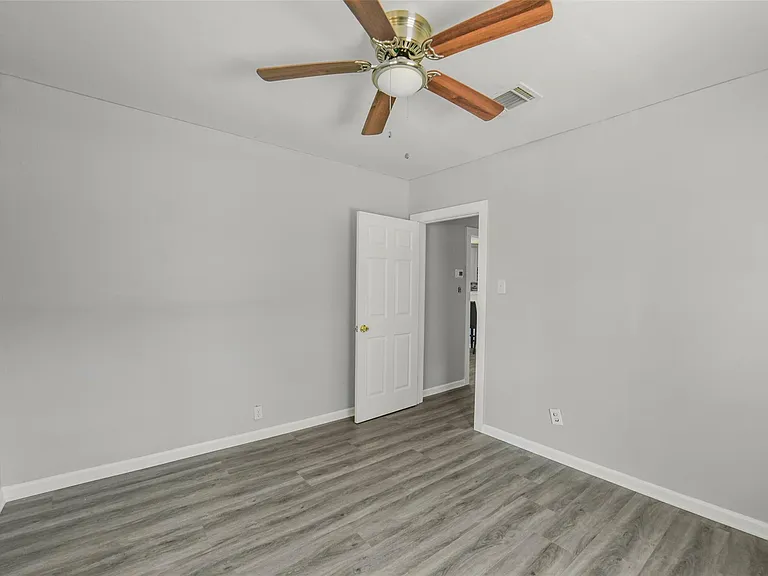 220 Engel St — Photo 15
