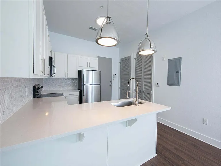 Rise Lakeview — Photo 7