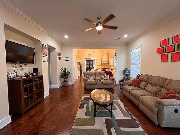 4th image of 5390 Courtney Ave