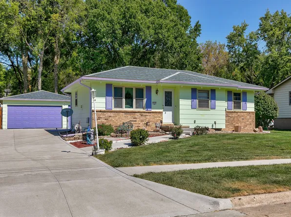 7835 Drake St, Clive, IA 50325