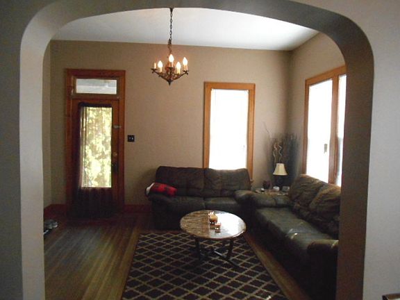3rd image of 1009 Hennepin St