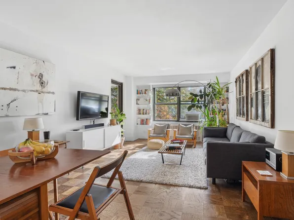 266 East Broadway image 3 of 10