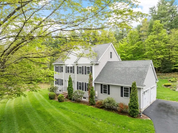 82 Lawrence St, Pepperell, MA 01463
