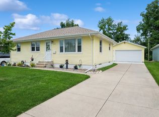 2325 Newport Dr SW, Cedar Rapids, IA 52404