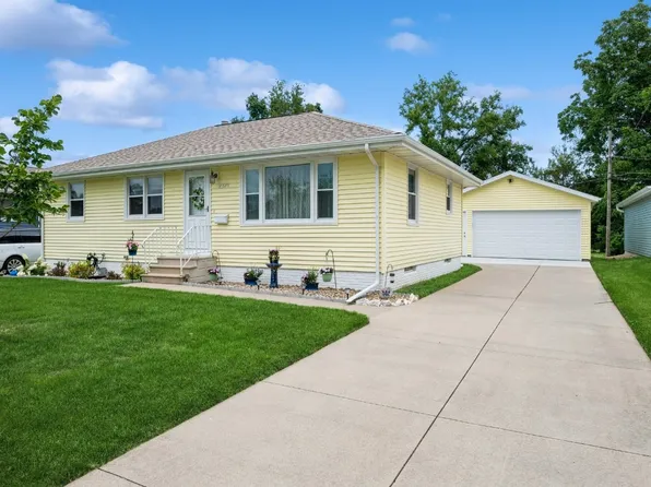 2325 Newport Dr SW, Cedar Rapids, IA 52404