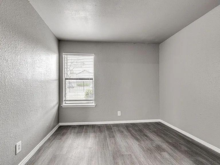 Alexis Park Apartments — Photo 13