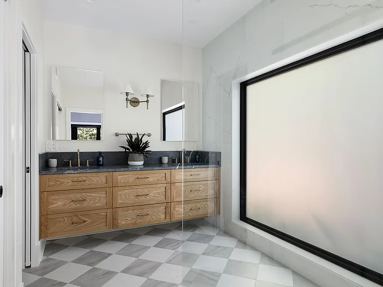 706 York St #B — Photo 34