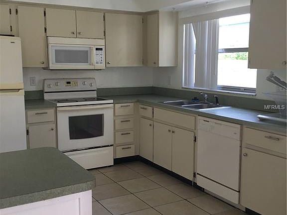 3rd image of 1583 Amberlea Dr S