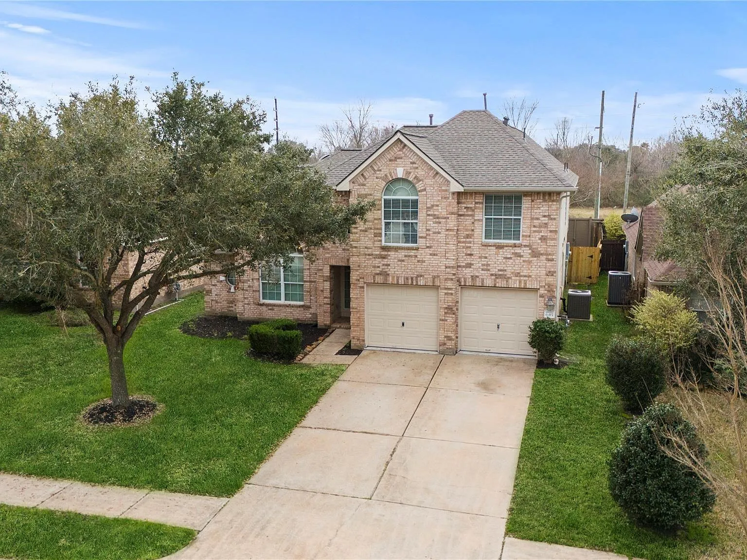 4 bed, 2.5 bath, 2512 sqft, $2,400 — Photo 2